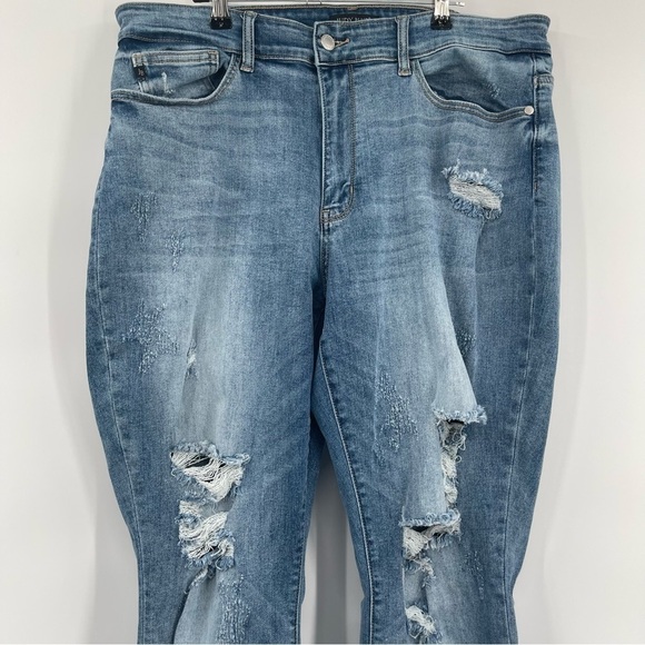 JUDY BLUE BOYFRIEND FIT MEDIUM WASH DENIM JEANS Distressed WOMENS SIZE 16W - Picture 4 of 10